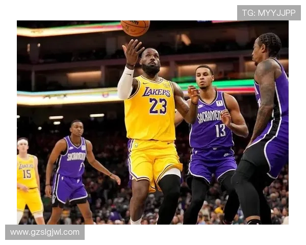 湖人三连胜势头强劲 詹姆斯状态回升 但球队仍需提升防守表现